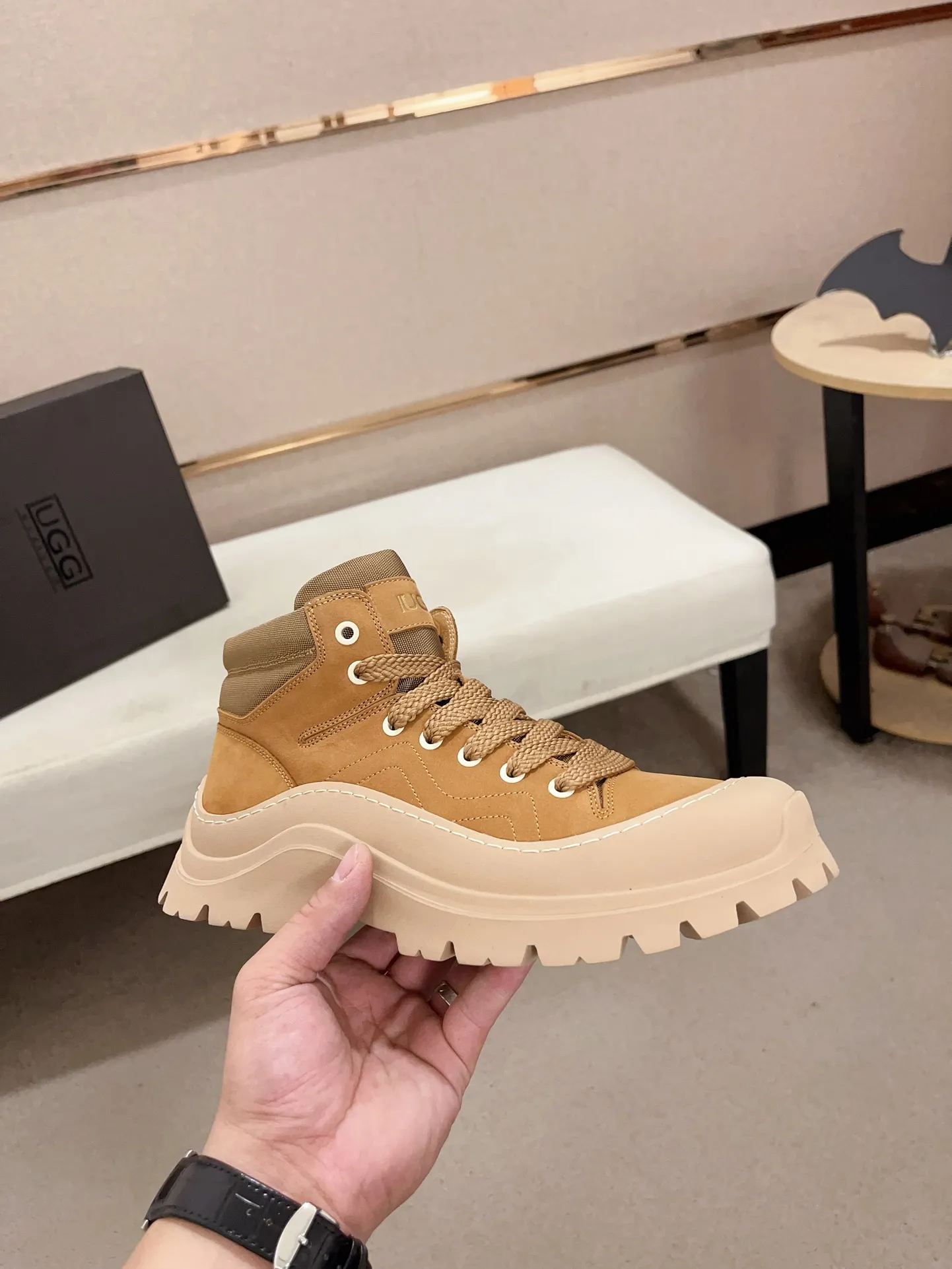 Factory Price: 390 Men's Men's Shoes 💰North American Men's Shoes Ugg ☃️In the special sale of new high-quality men's shoes and snow boots in autumn and winter, the nemesis of extreme cold weather! Made of cowhide leather, merino wool lining, and original outsole, whether driving, outdoor or daily wear, there is always one that suits you! Code number 39-44